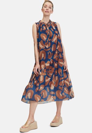 CARTOON PLISSEEKLEID OHNE ARM - Vestito estivo - blue camel