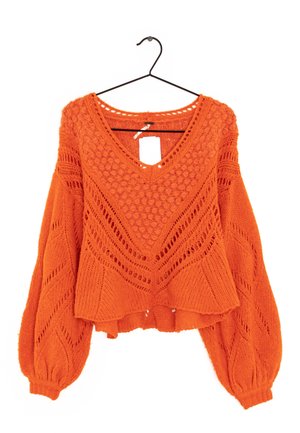 Pull orange tricoté avec un col en V, motifs texturés, manches larges et ourlet court. Comprend des détails ajourés et une étiquette.