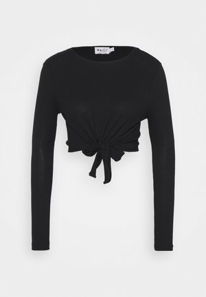 Zwart geribd cropped top met lange mouwen, ronde halslijn en een knoopdetail aan de voorkant op een effen witte achtergrond.