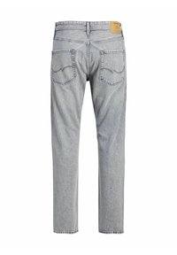 Jeans de denim gris claro con corte recto, que cuentan con dos bolsillos traseros y una etiqueta de marca visible en la cinturilla.