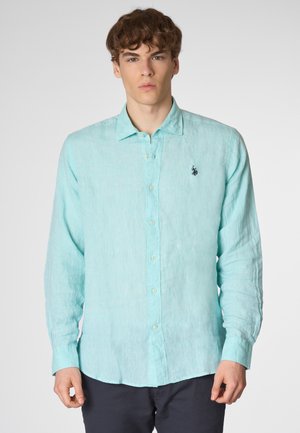 Camicia a maniche lunghe in lino azzurro chiaro con colletto button-down, texture delicata e un piccolo logo ricamato sul petto.