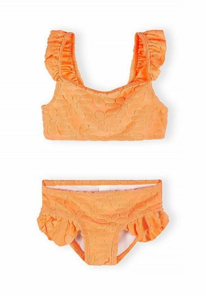 Pomarańczowy zestaw bikini dla małego dziecka z teksturowanym kwiatowym wzorem oraz falbankami na ramiączkach i wykończeniach nogawek, ułożony na płasko na białym tle.