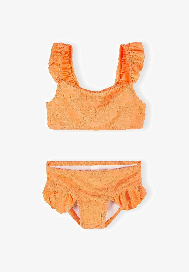 Ensemble bikini orange pour tout-petit avec motif floral texturé, bretelles à volants et ourlets aux jambes, présenté à plat sur fond blanc.