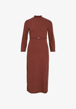 Robe couleur rouille à manches longues avec un col montant, taille ceinturée avec une boucle en argent, et une silhouette droite avec des fentes sur les côtés.