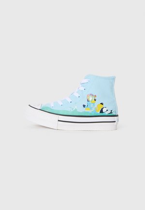 Sneaker high-top in tela blu chiaro con lacci bianchi, accenti neri e grafica di un personaggio dei cartoni sul lato. Punta in gomma e suola.