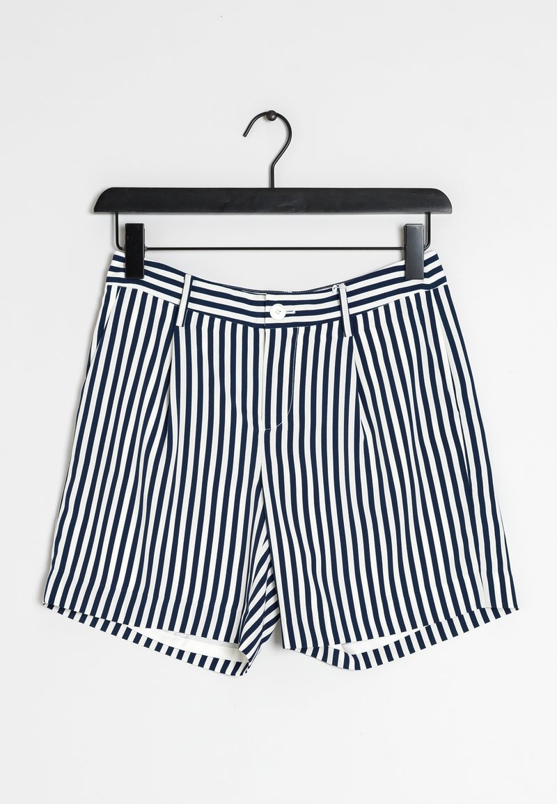 Marinblå och vita randiga shorts med veckad front, knappstängning och rak passform. De hänger från en svart krok på en vit bakgrund.