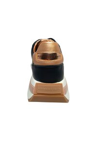 Sneaker nera con tacco e dettagli in oro rosa lucido. Caratterizzata da una suola spessa bianca e beige. Logo inciso sul tacco.