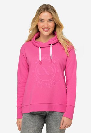 Roze hoodie met een groot reliëflogo in het midden, voorzien van een cowlneck en contrasterende witte trekkoorden. Zachte stofstructuur.