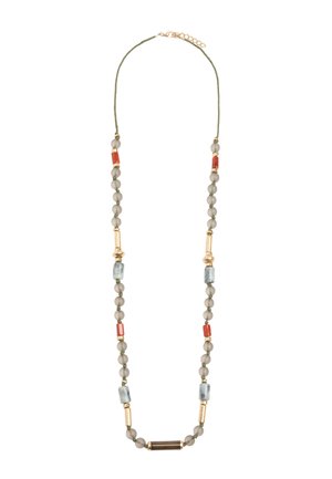 Długi naszyjnik z koralików z beżowymi okrągłymi koralikami, prostokątnymi niebieskimi i czerwonymi koralikami oraz złotymi cylindrycznymi przekładkami na zielonym sznurku z złotym zapięciem.