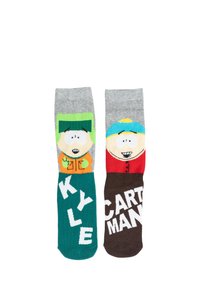 Calzini a maglia con due personaggi dei cartoni animati: il calzino sinistro in verde e blu con la scritta "KYLE"; il calzino destro in rosso e marrone con la scritta "CARTMAN".