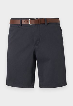 Shorts navy foncé en tissu texturé, dotés d'une ceinture en cuir marron. Coupe classique avec deux poches latérales et un ourlet uni.
