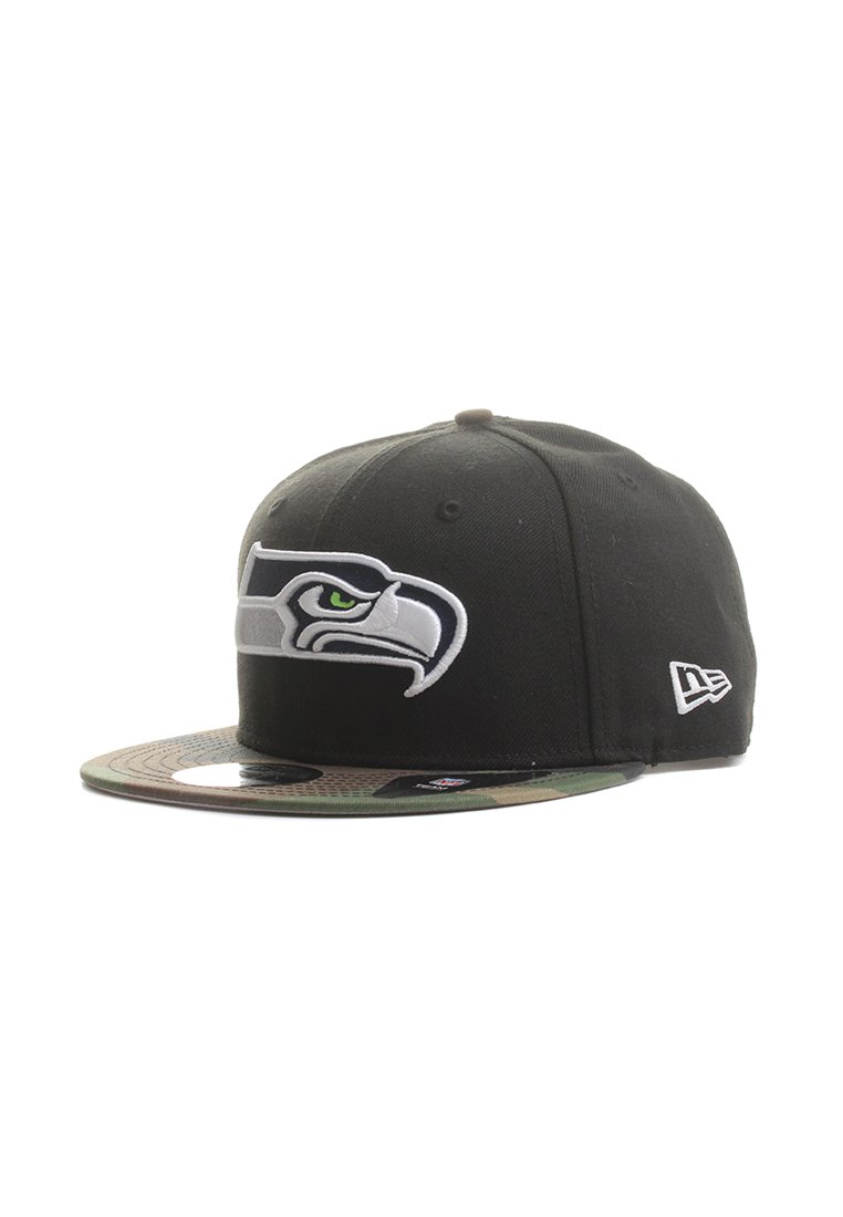 Czarna czapka z uniesionym logo Seattle Seahawks z przodu, daszek w wzór kamuflażu, dopasowany krój, z białymi akcentami na logo i boku.