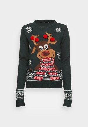 Mørkegrøn juletrøje med en smilende rensdyr iført et rødt halstørklæde med mønster, røde pomponer på gevir og hvide snefnugsdesigns.