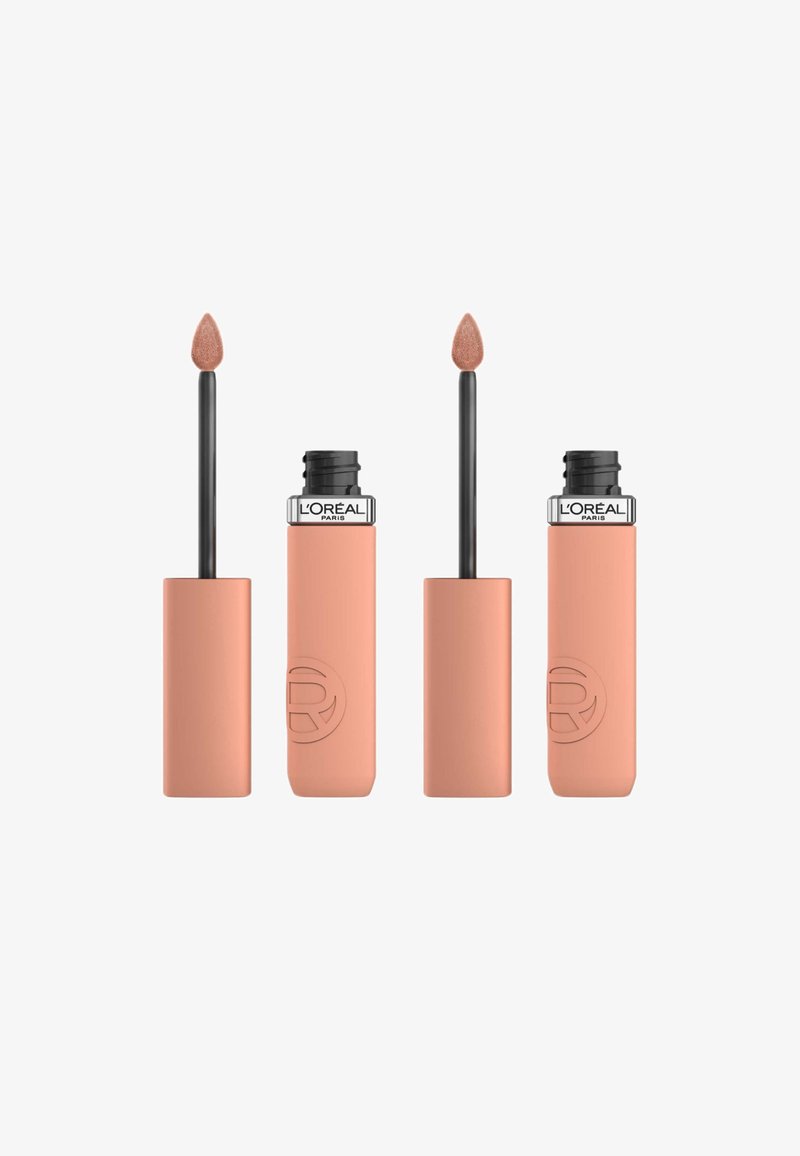 Produit à lèvres L'Oréal Paris avec un tube pêche mat, applicateur pointu et accent noir. Présente un logo en relief sur le côté.