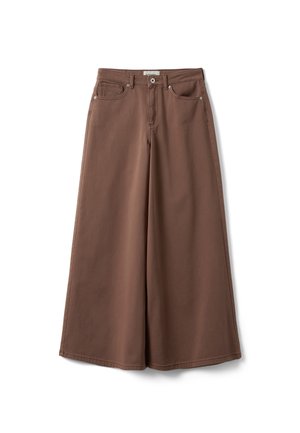 Pantaloni marroni a gamba larga con chiusura frontale con bottoni e zip, passanti per cintura e due tasche frontali, mostrati distesi su sfondo bianco.