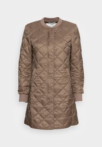 Pikowana brązowa kurtka z okrągłym dekoltem, długimi rękawami, dwoma bocznymi kieszeniami i ściągaczami na rękawach. Gładki, lśniący materiał z diamentowym wzorem.
