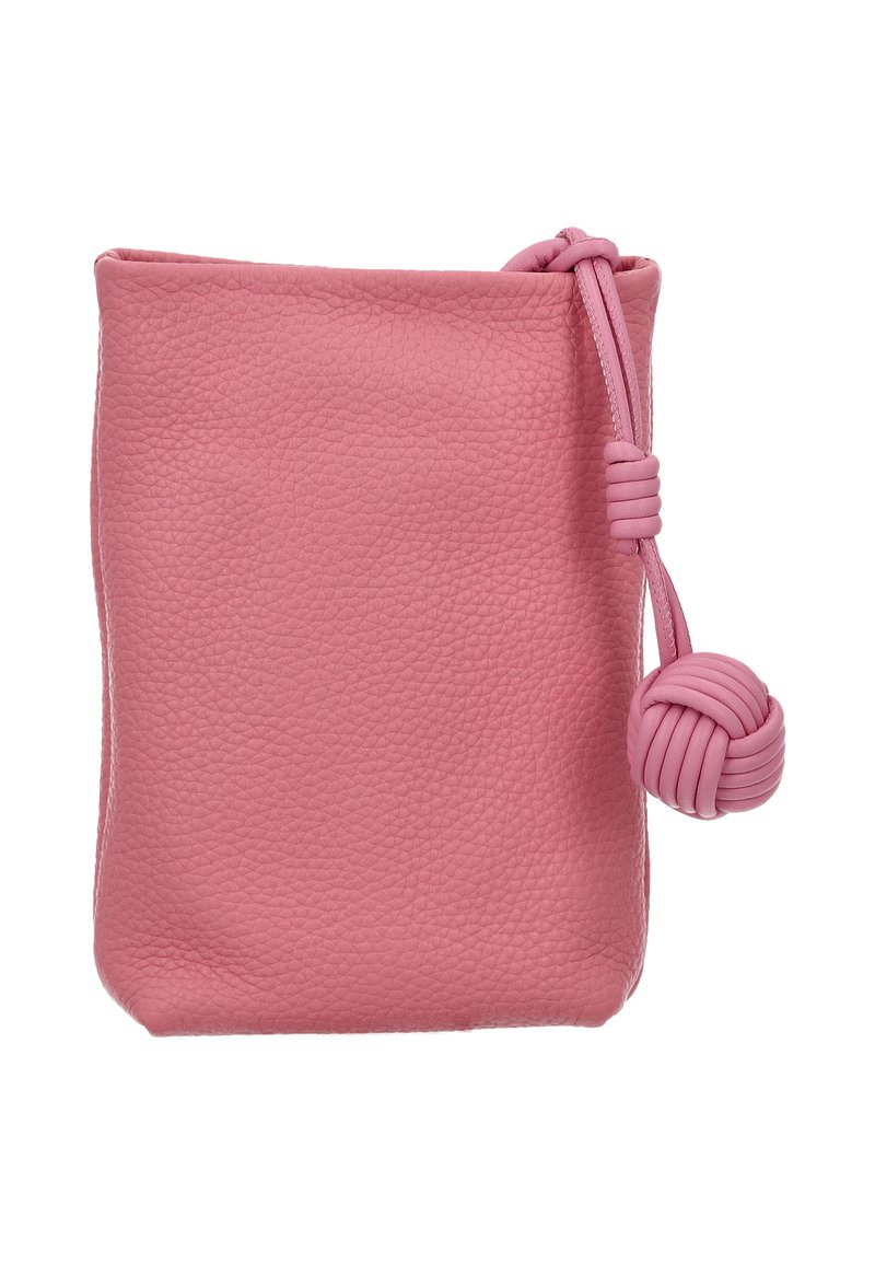 Różowy skórzany worek o fakturowanym wykończeniu, z detalem zawiązywanego zapięcia. Kompaktowy, prostokątny kształt, gładkie wnętrze.