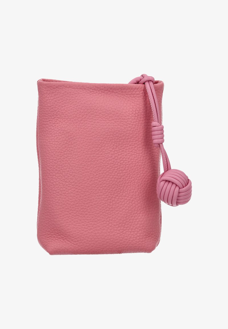 Różowy skórzany worek o fakturowanym wykończeniu, z detalem zawiązywanego zapięcia. Kompaktowy, prostokątny kształt, gładkie wnętrze.