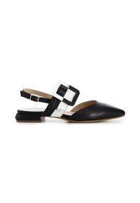 Zapato negro de piel con parte trasera descubierta y puntera afilada, con un llamativo broche blanco y un tacón bajo. Presenta un diseño elegante y minimalista.