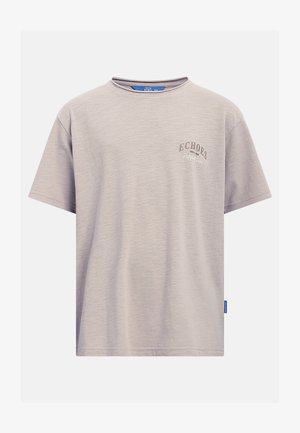Camiseta de manga corta y cuello redondo en gris claro con pequeño logo "Echos" y texto en el lado izquierdo del pecho, y una etiqueta azul de la marca en la costura lateral.