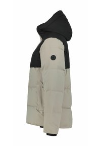 Puffjakke i beige og sort med hætte, der har et quiltet design, en sidelomme og et cirkulært logo patch på skulderen.