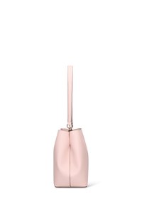 Sac à main en cuir rose avec un design structuré, un fond arrondi et une seule anse. Présente une texture lisse et des détails de couture subtils.