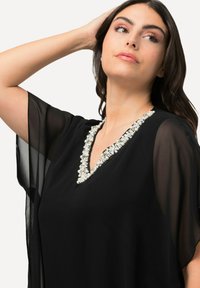 Ulla Popken DOPPELLAGIG V-AUSSCHNITT HALBARM - Camicetta - black