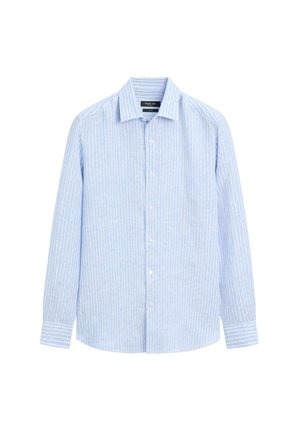 Lichtblauw overhemd met lange mouwen, witte verticale strepen en een klassieke kraag, weergegeven op een witte achtergrond.