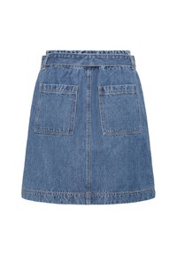 Jupe en jean bleu clair avec une ceinture ajustée, deux poches arrière et une silhouette droite. Présente un détail de couture simple.