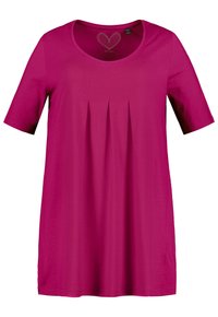 Fuchsia t-shirt met een ronde halslijn, korte mouwen en verticale plooien aan de voorkant. Gemaakt van zachte stof met een gladde textuur.