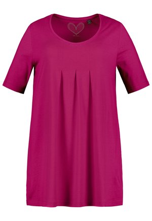 T-shirt fuchsia avec un col rond, des manches courtes et des plis verticaux sur le devant. Fabriqué en tissu doux avec une texture lisse.