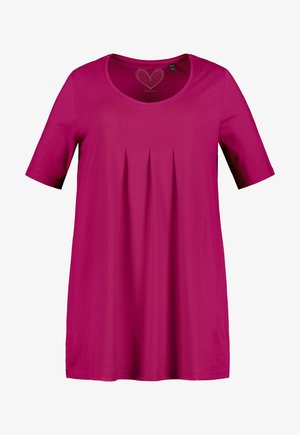 Fuchsia T-Shirt mit Rundhalsausschnitt, kurzen Ärmeln und vertikalen Falten auf der Vorderseite. Aus weichem Stoff mit glatter Textur gefertigt.