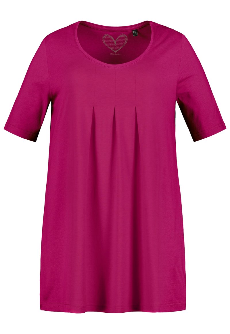 Fuchsia t-shirt met een ronde halslijn, korte mouwen en verticale plooien aan de voorkant. Gemaakt van zachte stof met een gladde textuur.