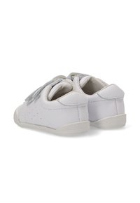 Zapatos sintéticos blancos con un acabado suave, puntera redondeada y correas de velcro. Suela ligeramente texturizada y detalles perforados en los lados.