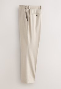 Pantalon beige sur mesure avec poches latérales, taille élastique à l'arrière et poche arrière à bouton unique, présenté à plat sur une surface claire.