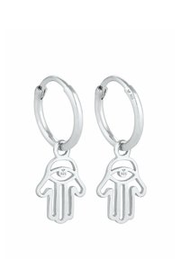 Sølv hoop øreringe med en udskåret charme af en hånd med et øje. Designet er strømlinet med en poleret finish og minimal detaljering.