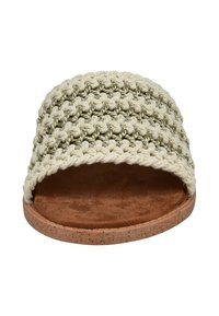 Sandalia deslizante de fibra natural tejida con un patrón en crema y verde, suela de corcho y un interior acolchado. Diseño de punta abierta con parte superior texturada.