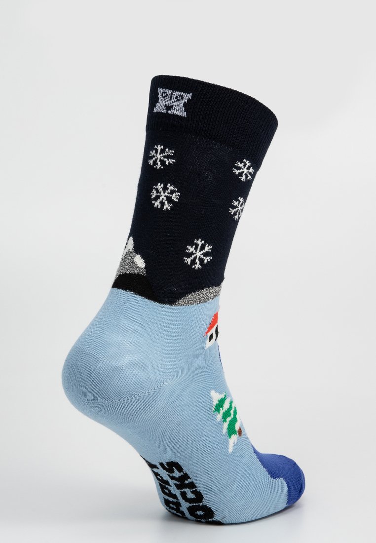 Bunte Socken mit navyfarbener Oberseite und Schneeflockenmuster, die zu hellblau übergehen und ein Design mit einem Weihnachtsbaum und einem Haus auf der Fußpartie aufweisen.