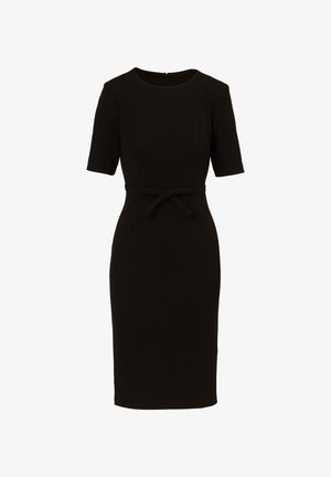 Zwarte aansluitende jurk met korte mouwen, ronde halslijn en een tailleband. Soepele textuur, knielang, met naaddetails.