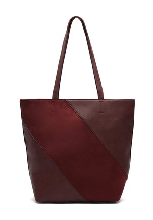 Bolso tote de cuero burdeos con diseño de panel diagonal. Cuenta con dos asas resistentes y una textura suave. Espacioso y versátil para el uso diario.