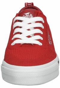 Baskets en maille rouge avec un bout rond, des lacets blancs et une semelle en caoutchouc blanche. Présentent un logo sur le côté et une tige en tissu texturé.