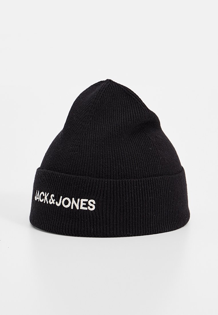 Zwarte gebreide beanie met een geribbelde structuur. Heeft witte "JACK & JONES" letters op de omgeslagen rand. Klassieke vorm.