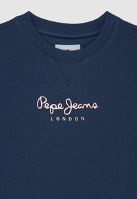 Námořnická modrá mikina se žebrovaným kulatým výstřihem, na přední straně s růžovou vyšitou mikrofonou "Pepe Jeans London" v kurzívě.