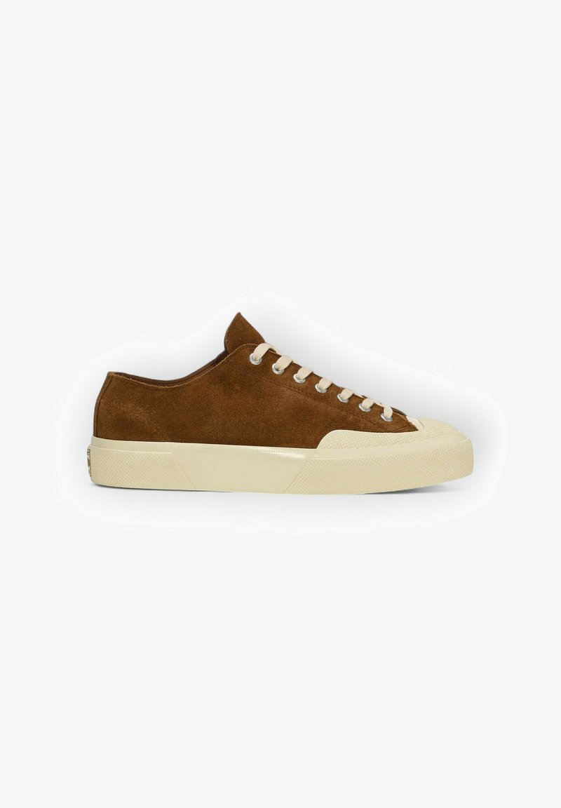 Braune Wildleder-Sneaker mit einem Niedrig-Top-Design, cremefarbener Gummisohle und beigen Schnürsenkeln. Verfügt über eine strukturierte Laufsohle und eine abgerundete Zehenpartie.