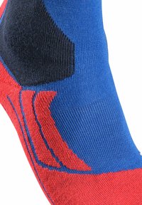 Calza atletica blu e rossa con accenti neri testurizzati. Caratterizzata da un supporto arco rinforzato e una vestibilità aderente, ideale per l'abbigliamento attivo.