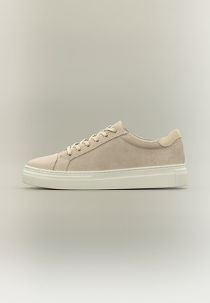 Baskets basses en daim beige avec semelle en caoutchouc crème et lacets assortis, vues de côté sur un fond neutre.