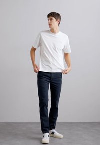 rag & bone Hlače chino - salute