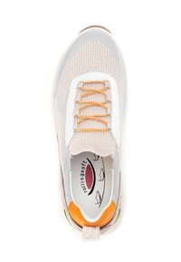 Lichtgrijze sportschoen met een bovenwerk van mesh, oranje veters en witte accenten. Beschikt over een gevoerde zool en contrasterende hieldetails.