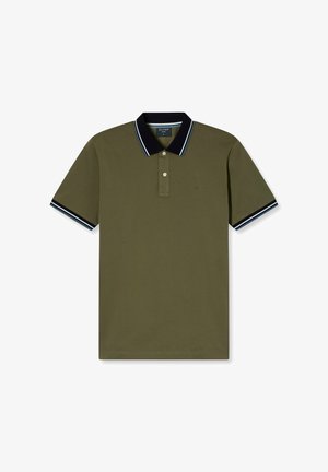Olivgrünes Poloshirt aus Baumwolle mit einem marineblauen Kragen mit blau-weißen Streifen und einer zwei-knopfigen Knopfleiste. Kurze Ärmel mit gestreiften Akzenten.
