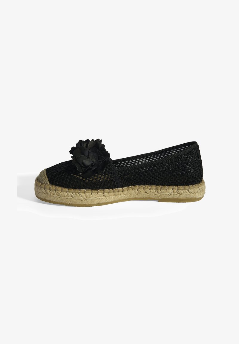 Espadrille en mesh noir avec une semelle en jute tissée, ornée d'une fleur en tissu sur l'orteil. Design léger et respirant.
